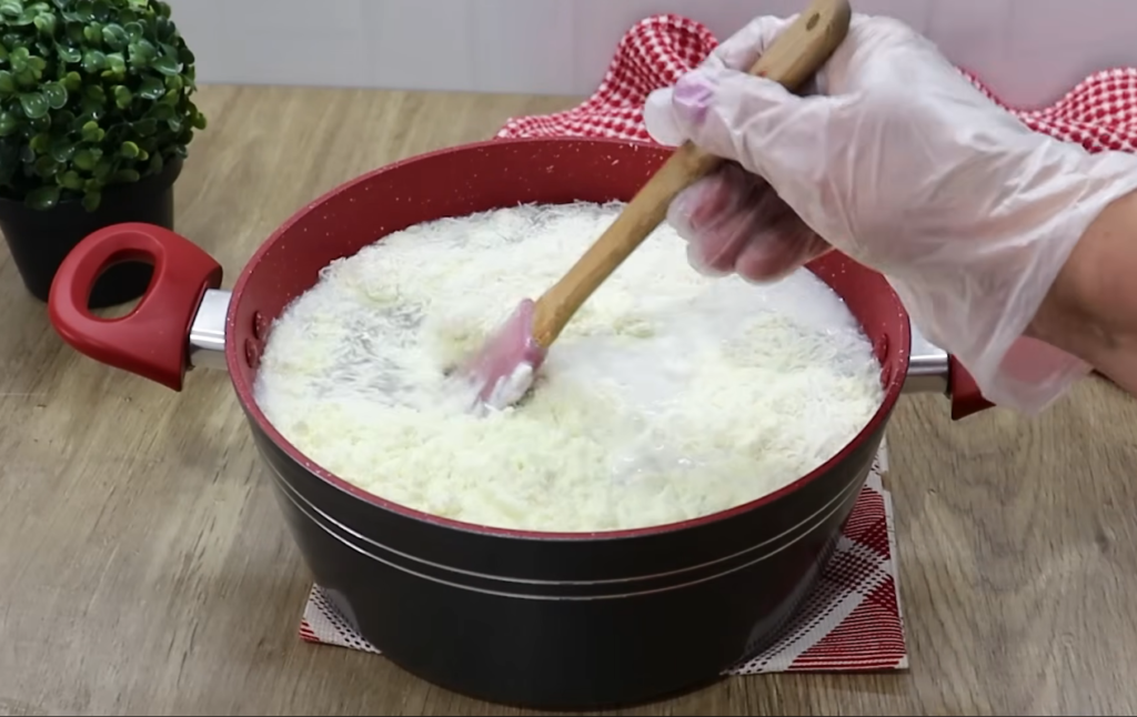 Canjica sendo mexida com os ingredientes