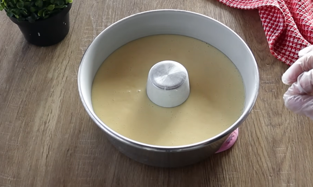 O Segredo do Bolo de Laranja de Liquidificador Fofinho: Receita de Interior com Gostinho de Infância 3 massa do bolo de laranja na forma