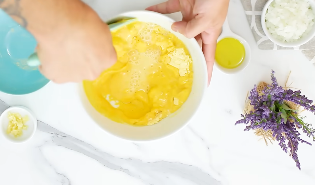 Misturando o fuba para fazer a polenta