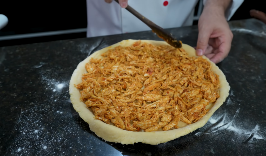 torta de frango sendo montada
