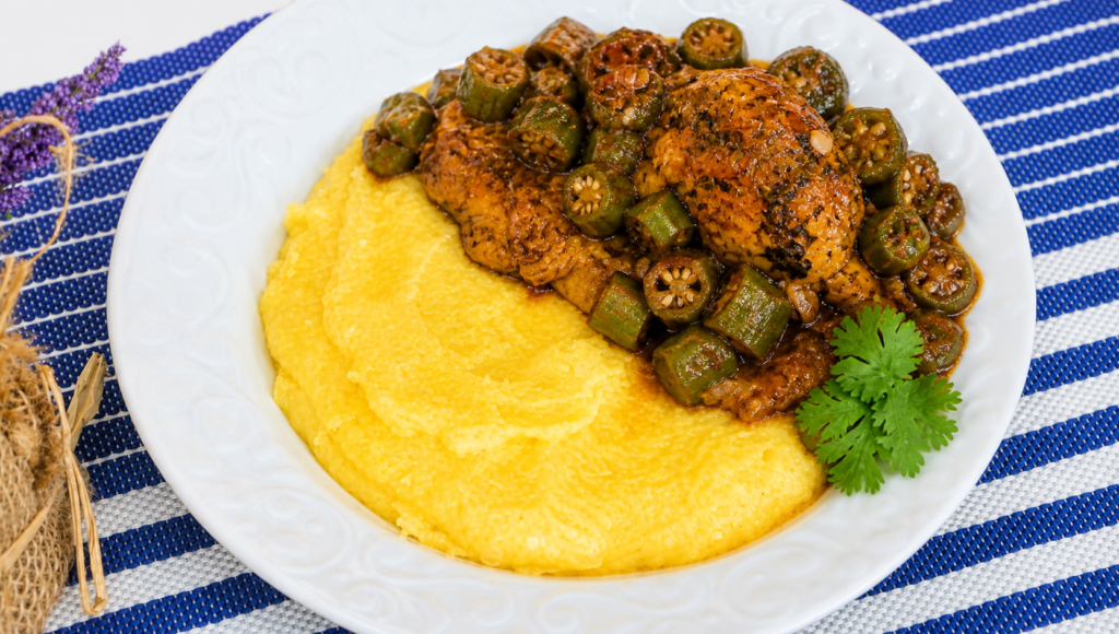 Polenta com frango e quiabo