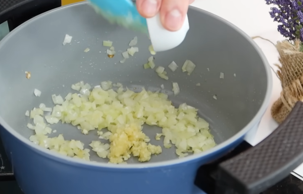 refogando temperos da polenta