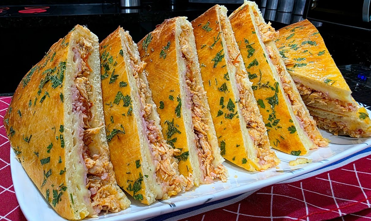 torta de frango cortada