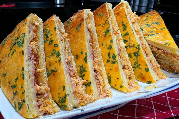 torta de frango cortada