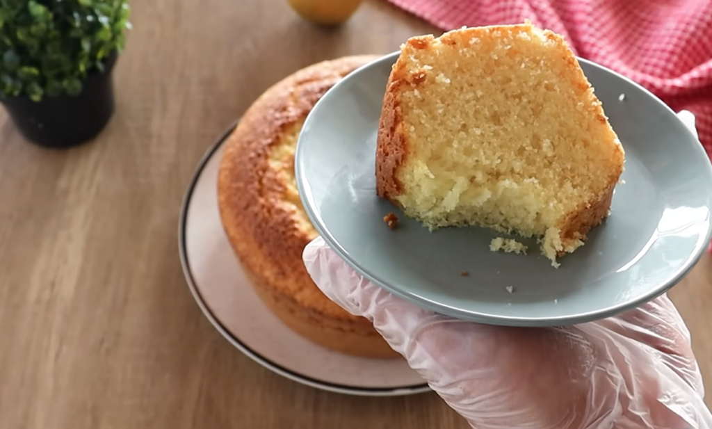 O Segredo do Bolo de Laranja de Liquidificador Fofinho: Receita de Interior com Gostinho de Infância 5 Bolo de laranja cortado