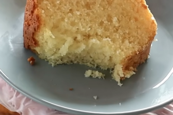 Bolo de laranja cortado