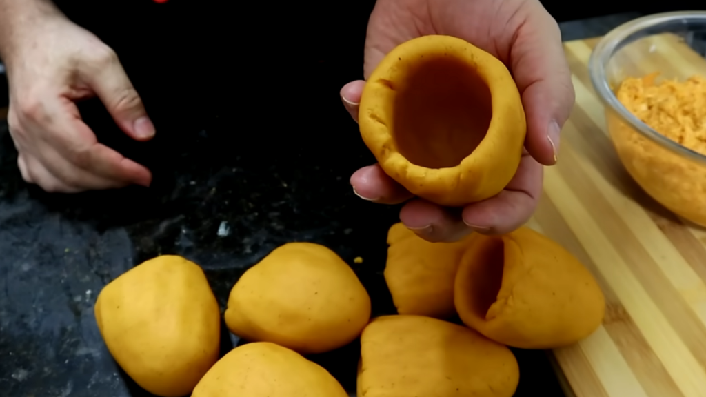 Moldando a Coxinha Massa de Ouro