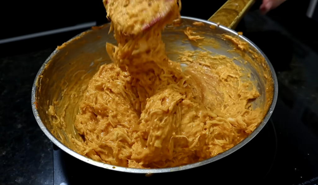 fazendo recheio da Coxinha Massa de Ouro