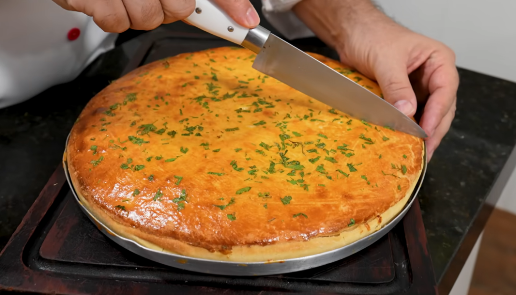 Torta de frango sendo cortada
