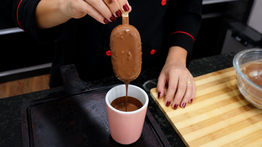 O Segredo do Picolé Caseiro Tipo Magnum Super Cremoso 4 A Casquinha de Chocolate do picolé Estilo Magnum