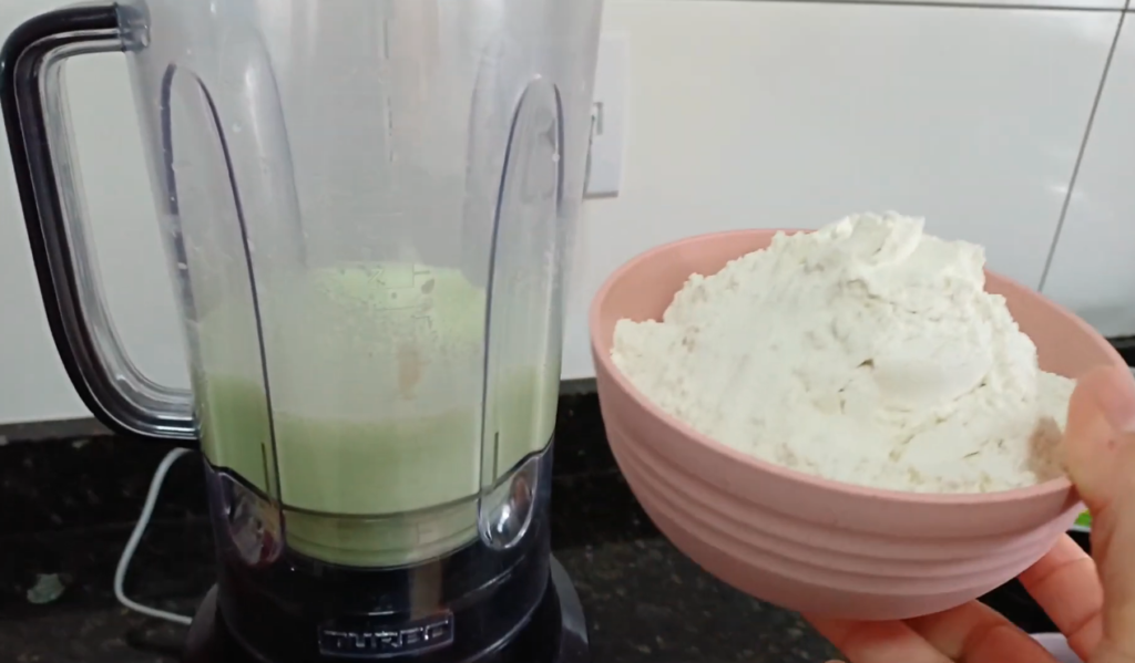 colocando a farinha de trigo para fazer o bolo de limão